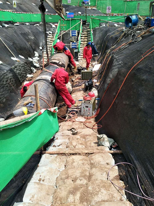 三聯磁電管道消磁-東北石油換管作業區-管道消磁機對管口消磁中